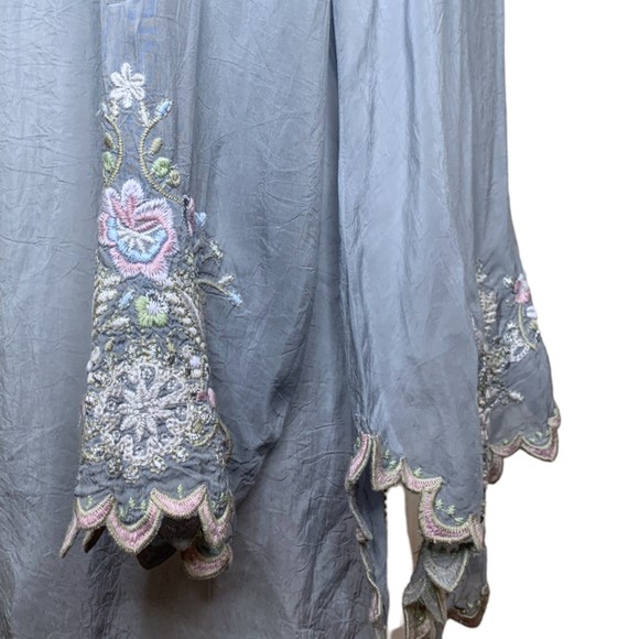 Johnny Was Women Embroidered Floral Mayan Tunic in Fog Small Scalloped Hem - Picture 10 of 16